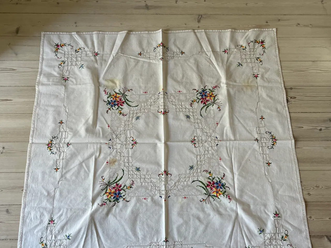 Billede 2 - Dug med broderi