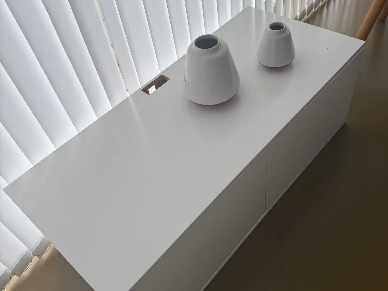 Billede 3 - Reol med hul så ledninger kan komme ned