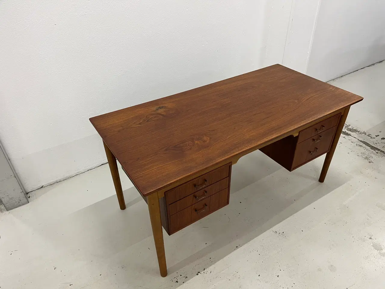 Billede 4 - Skrivebord i teak træ med 6 skuffer og reol.