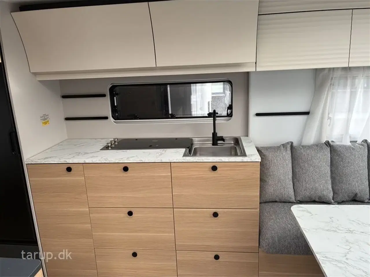 Billede 10 - 2026 - Adria Adora 663 UT Alde   ALDE centralvarme, elektrisk gulvvarme, frontkøkken, rundsiddegruppe, SmartBox gaskasse opbevaring, stort køleskab, enkeltsenge