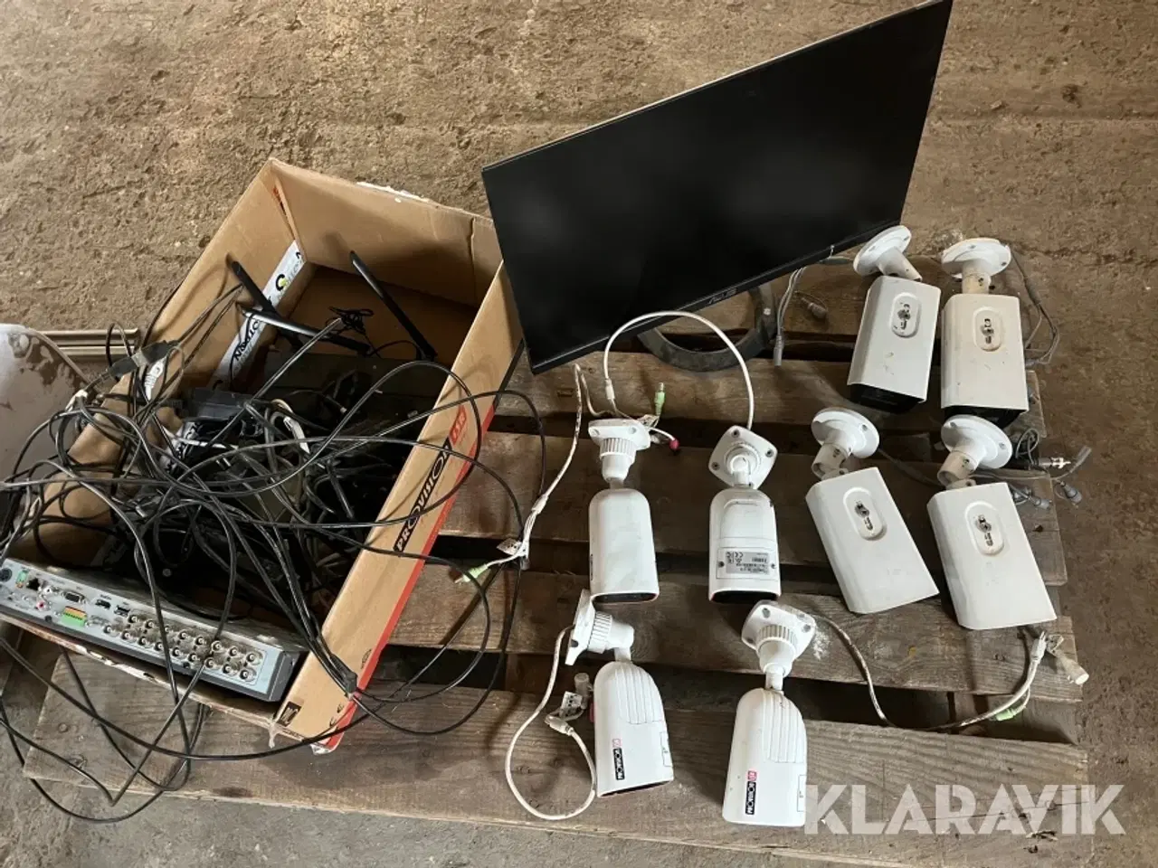 Billede 1 - Komplet overvågningssystem 8 kameraer, skærm og harddisk