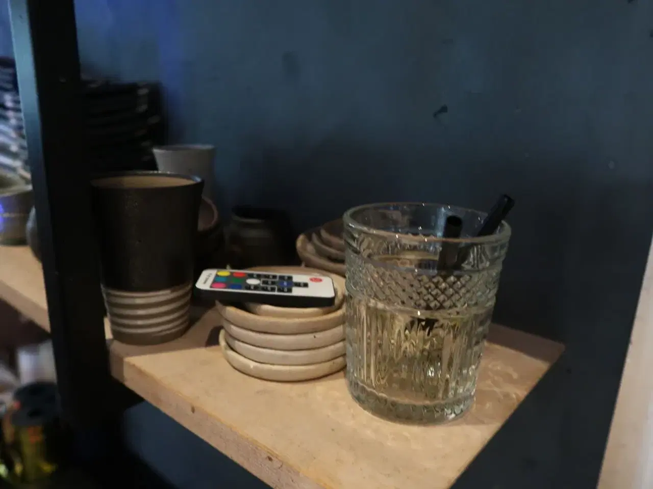 Billede 7 - Reol med indhold