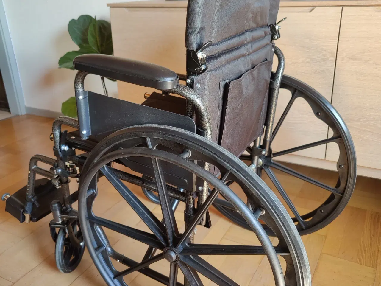 Billede 4 - Næsten ubrugt kørestol