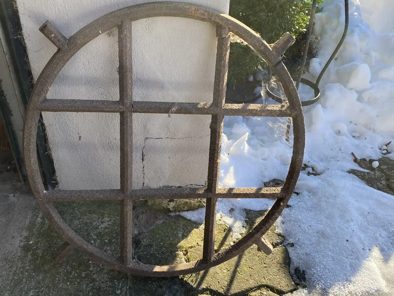 Billede 2 - Runde støbejern vinduer