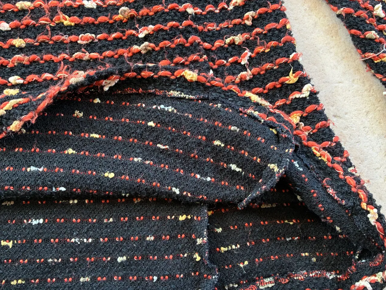 Billede 6 - Sweater i sort og orange farver str. 44