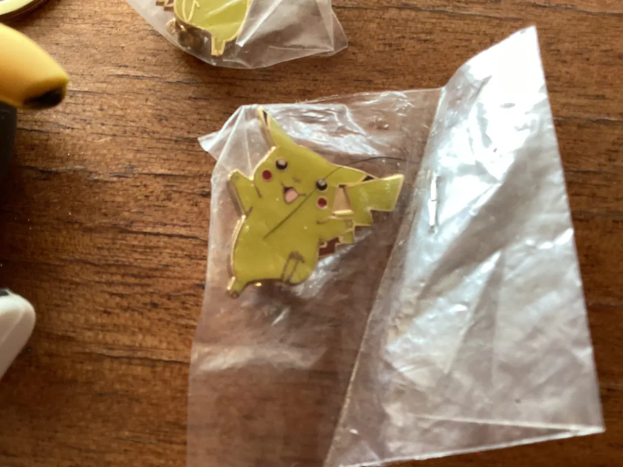 Billede 2 - Pokemon nøglering og 2 pins