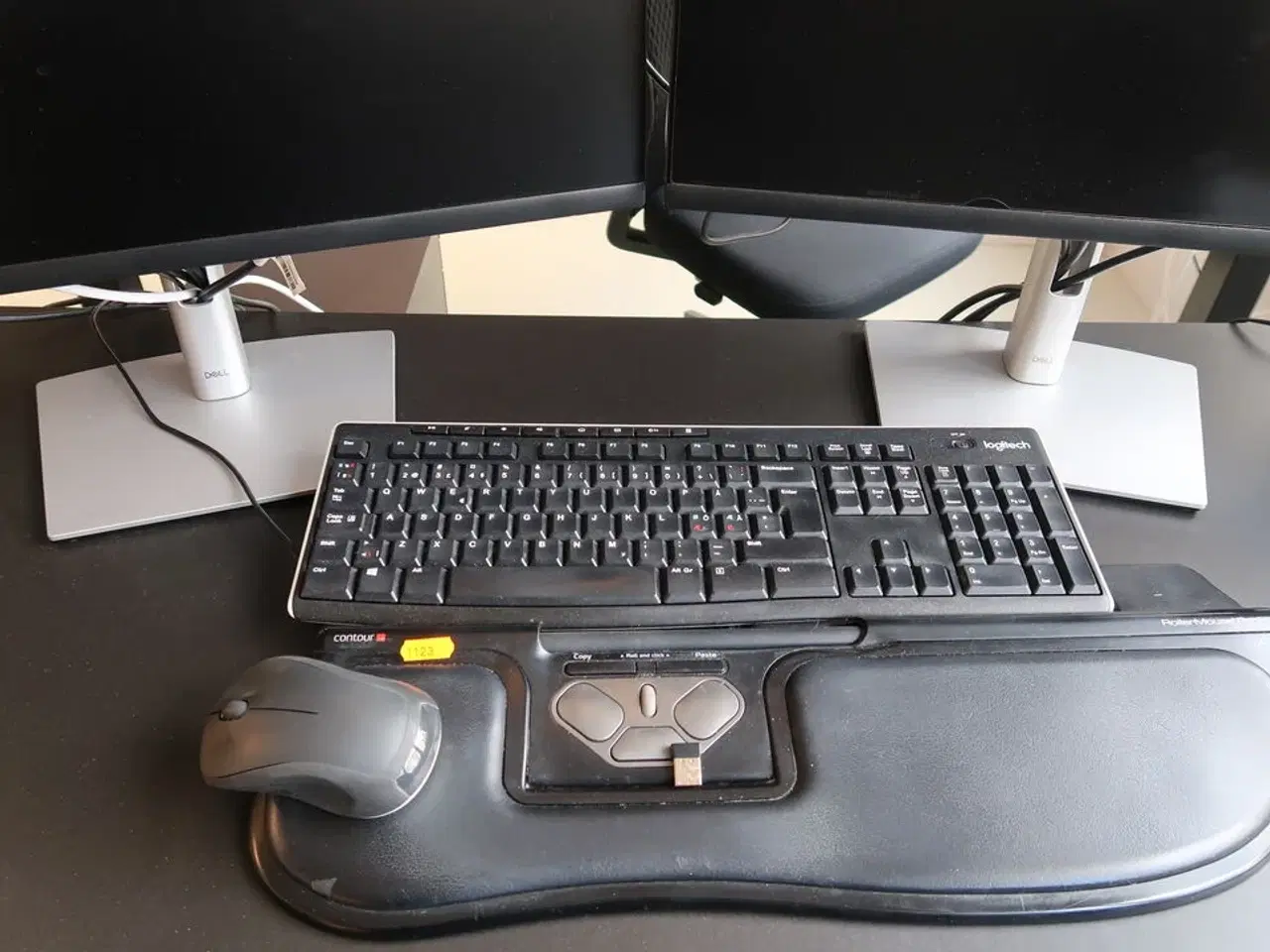 Billede 2 - 2 stk. computerskærme DELL P2422HE, tastatur, mus, rollermouse