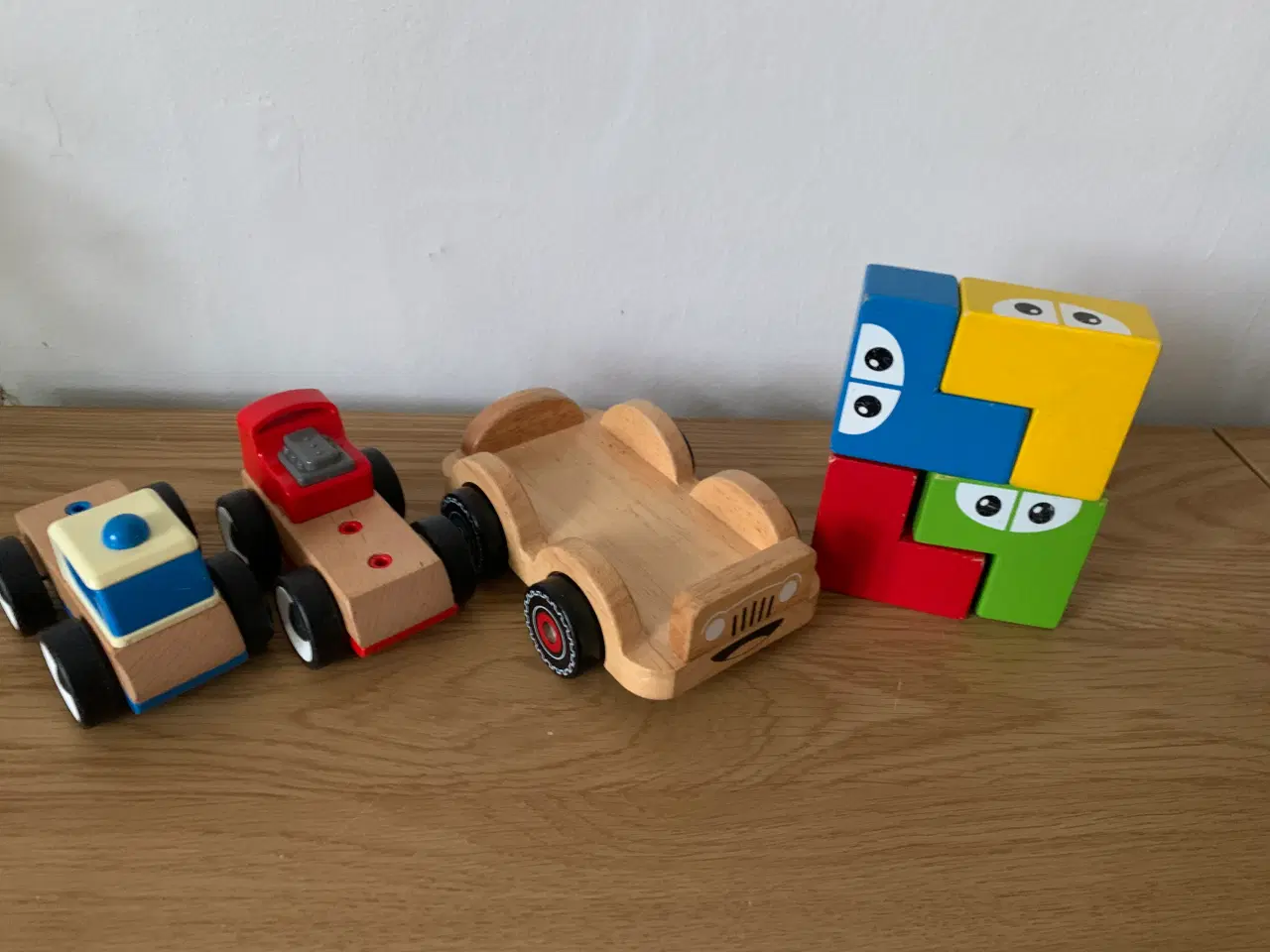 Billede 2 - 3 biler i træ. De 2 er fra IKEA, LILLABO