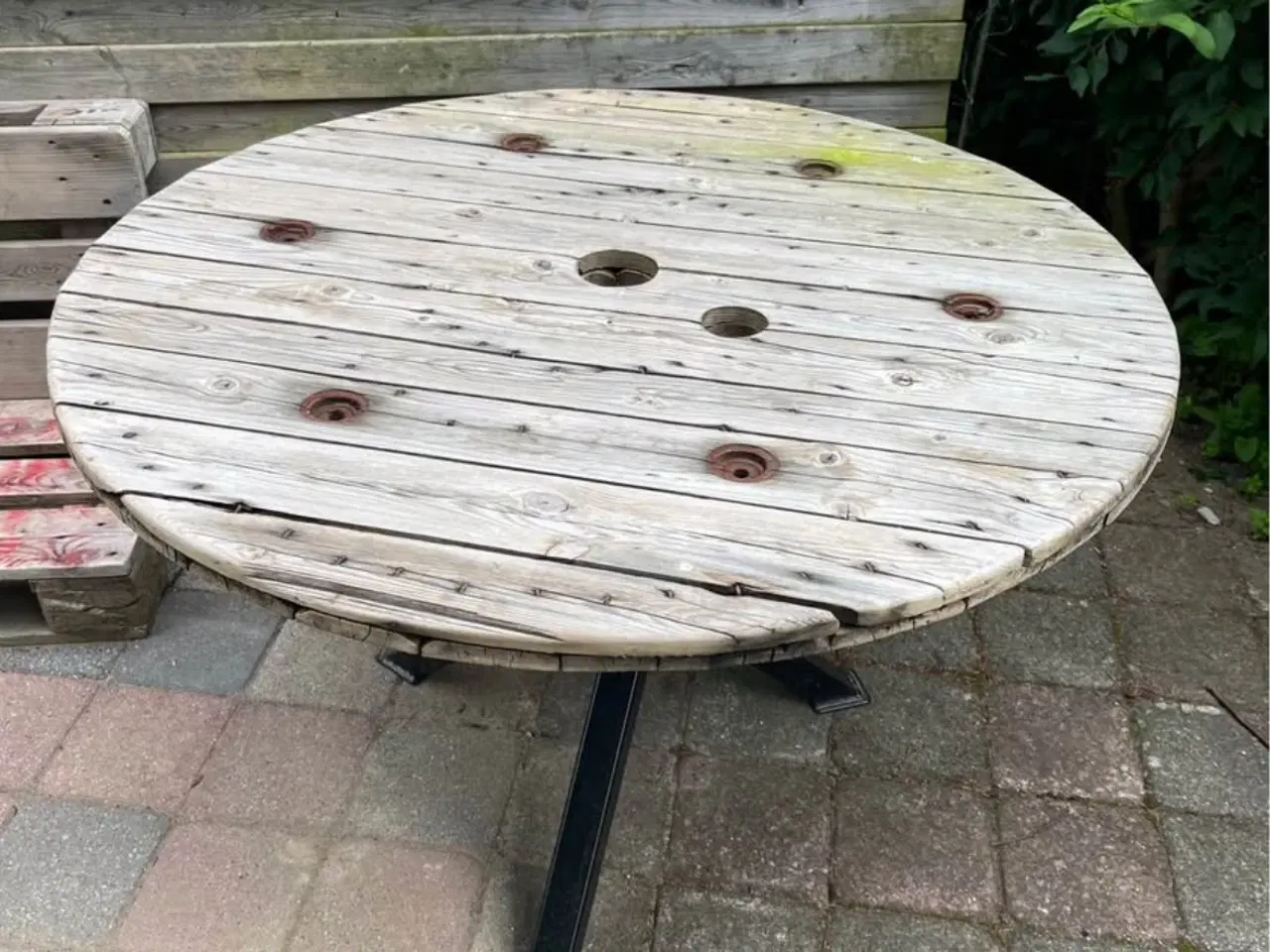 Billede 1 - Havebord lavet af kabeltromle 
