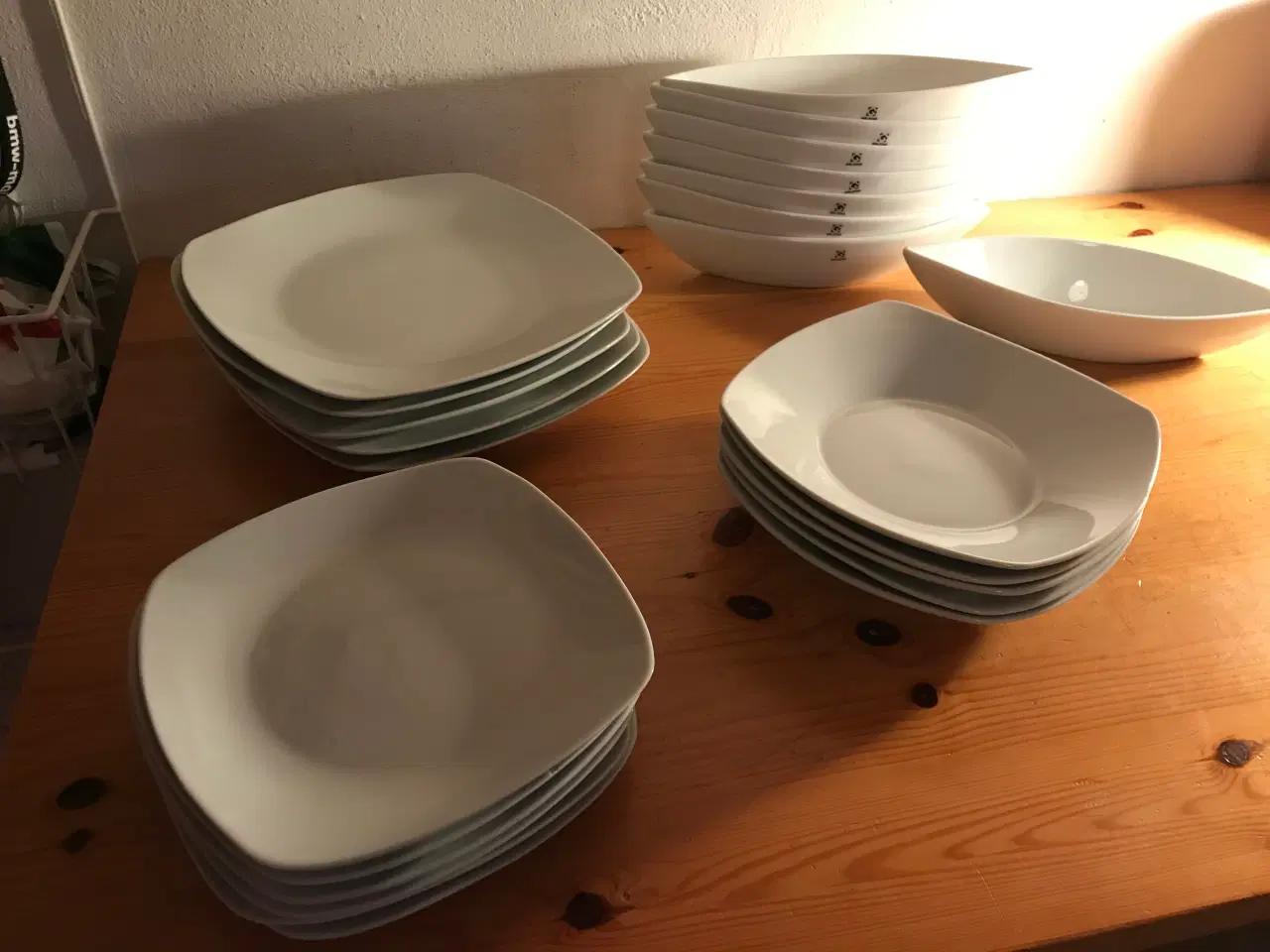 Billede 2 - Hvide firkantede tallerkener.