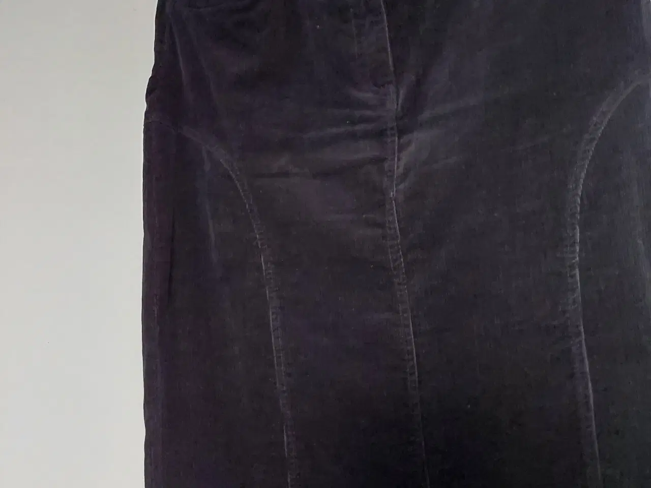 Billede 1 - Pæn Nederdel Sort fløjl/som Ny 