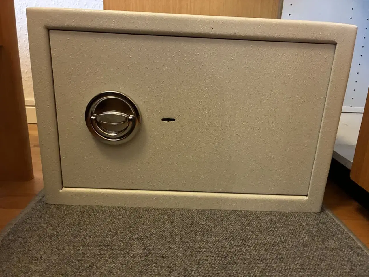 Billede 1 - SOLGT: Pengeskab med flytbar hylde og 2 nøgler