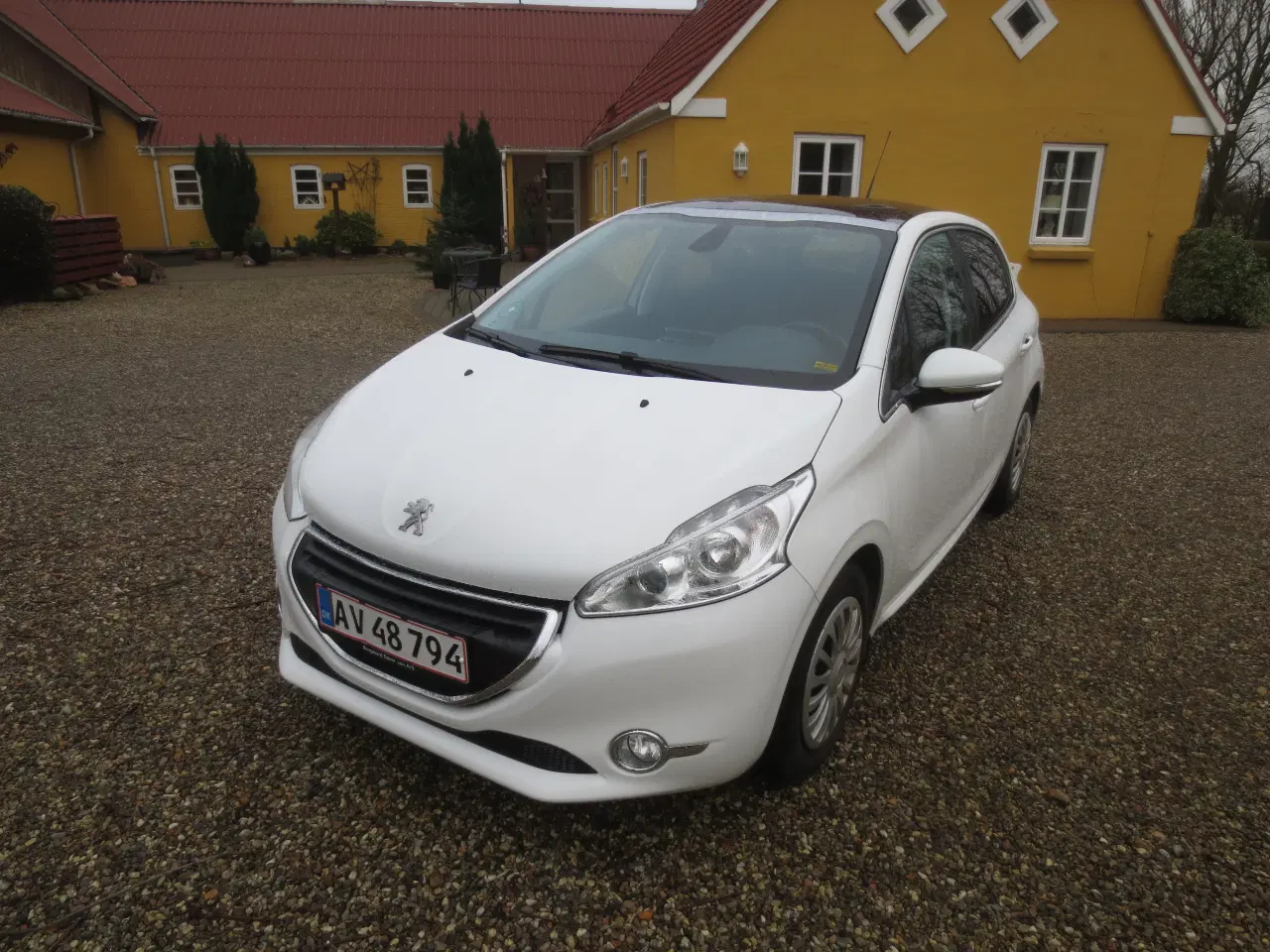 Billede 2 - Peugeot 208 1.2 i Årg 2015. Km 77000. 