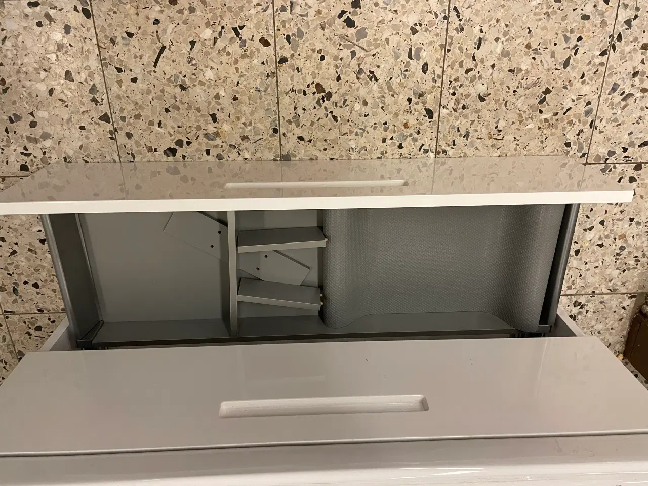Billede 7 - Hvidt badeværelses møbel