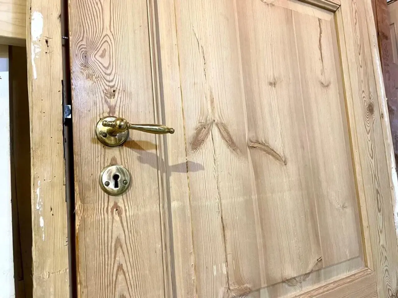 Billede 3 - Bred og lav fyldningsdør m. karm og bundstykke