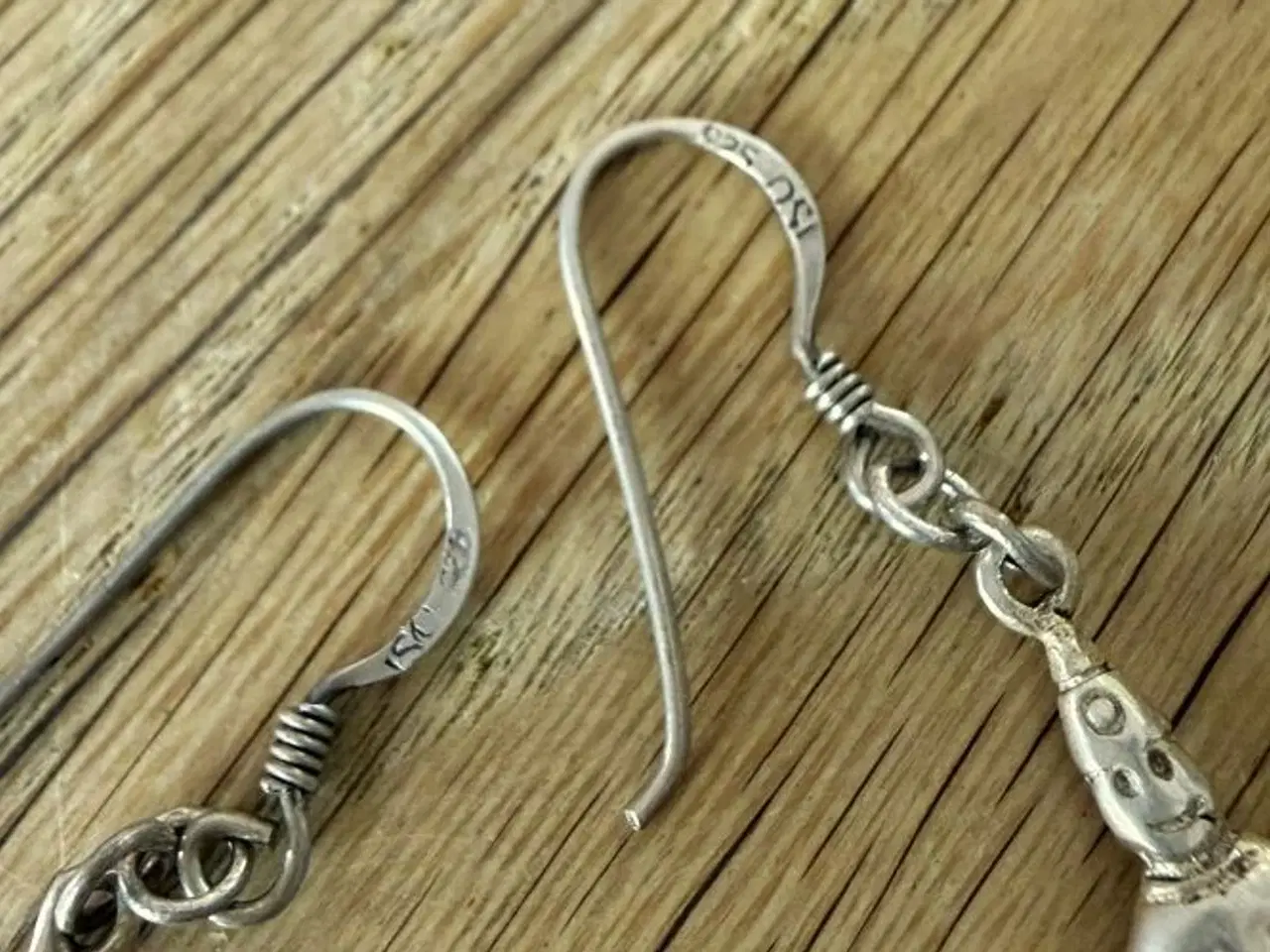 Billede 4 - Sølvøreringe med små, bevægelige mennesker