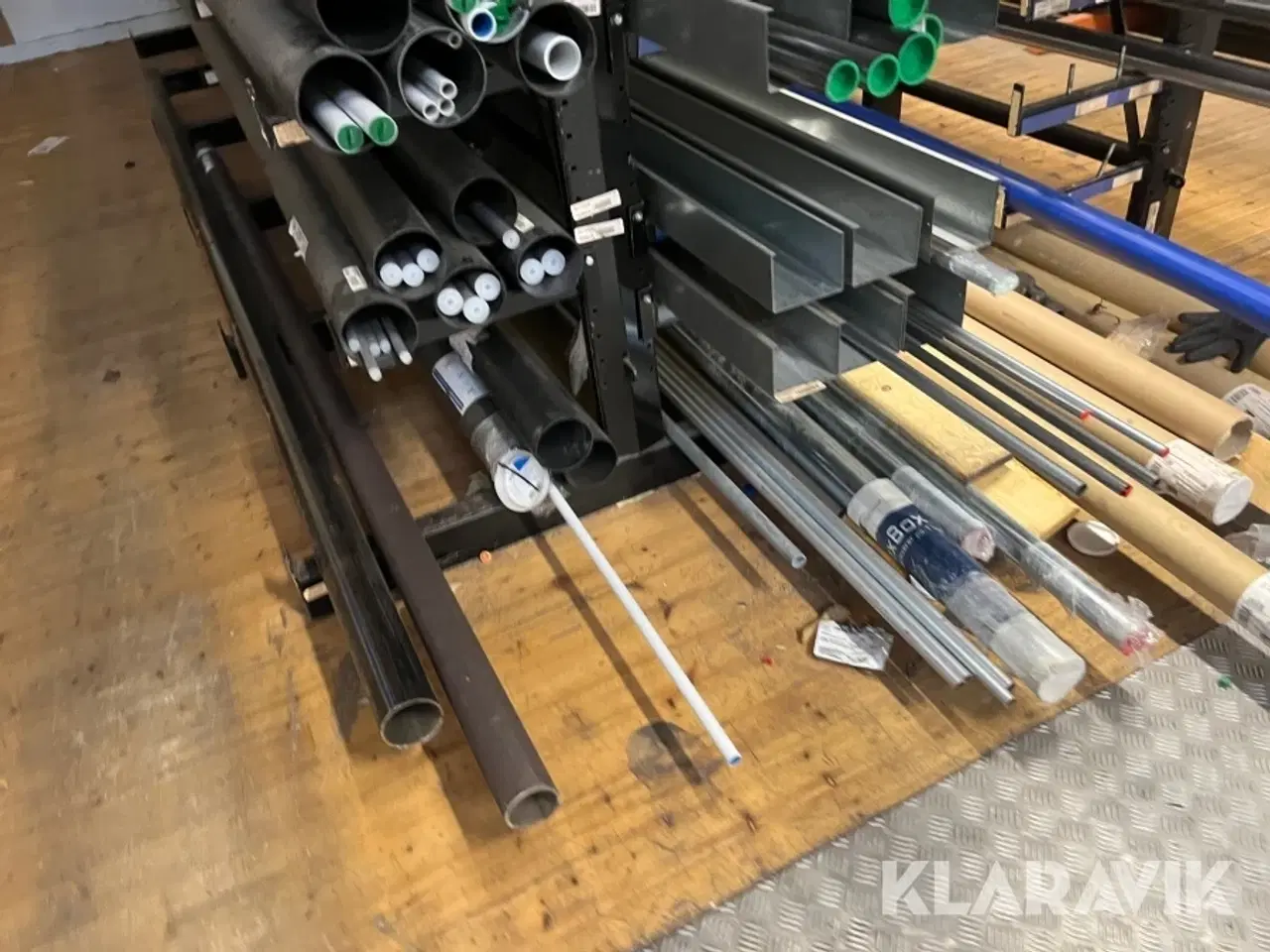 Billede 5 - Grenreol en række