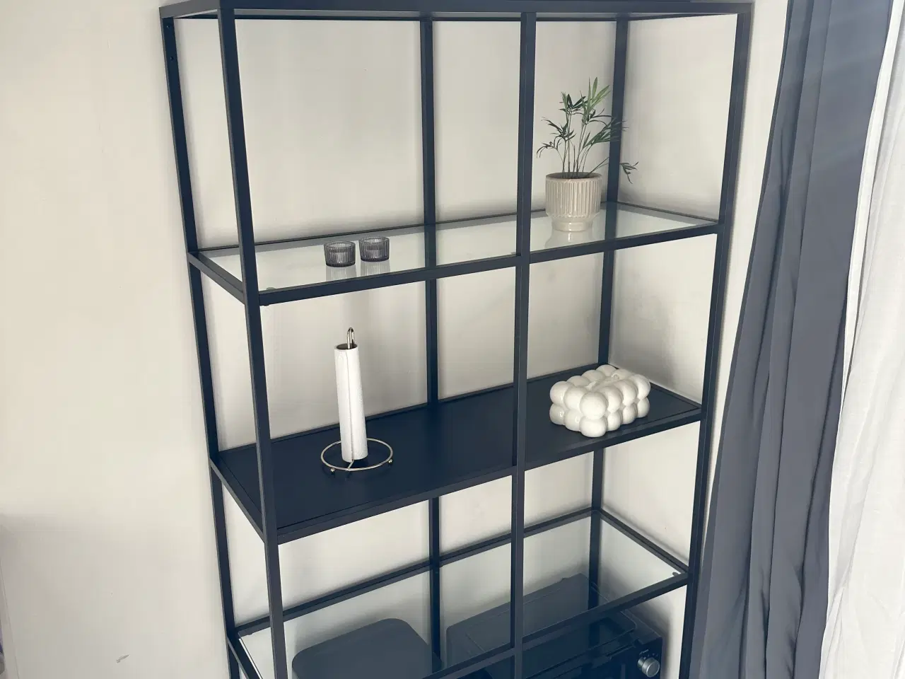 Billede 4 - sort reol med glasplader