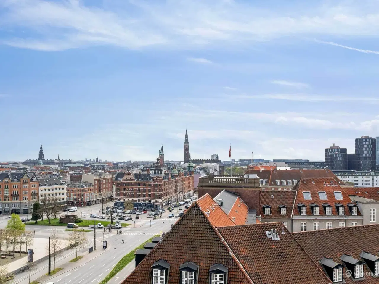 Billede 13 - Markant og eksponeret kontorhus med nem adgang til offentlig transport og parkeringsmuligheder.