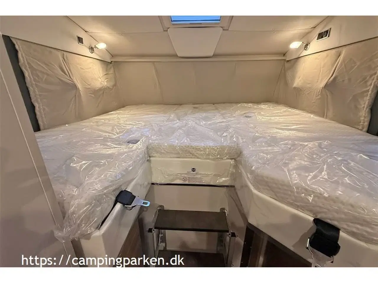 Billede 13 - 2026 - Dethleffs Den ultimative helårsbolig med loungesiddegruppe og gourmetkøkken