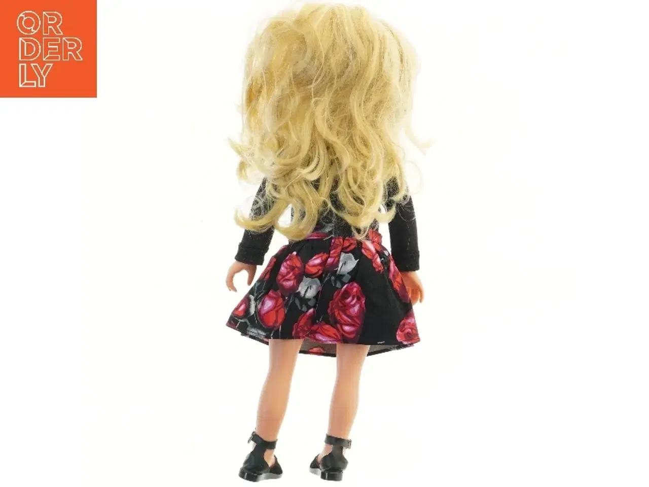 Billede 2 - Dukke med sort bluse og blomster nederdel (str. 50 cm)