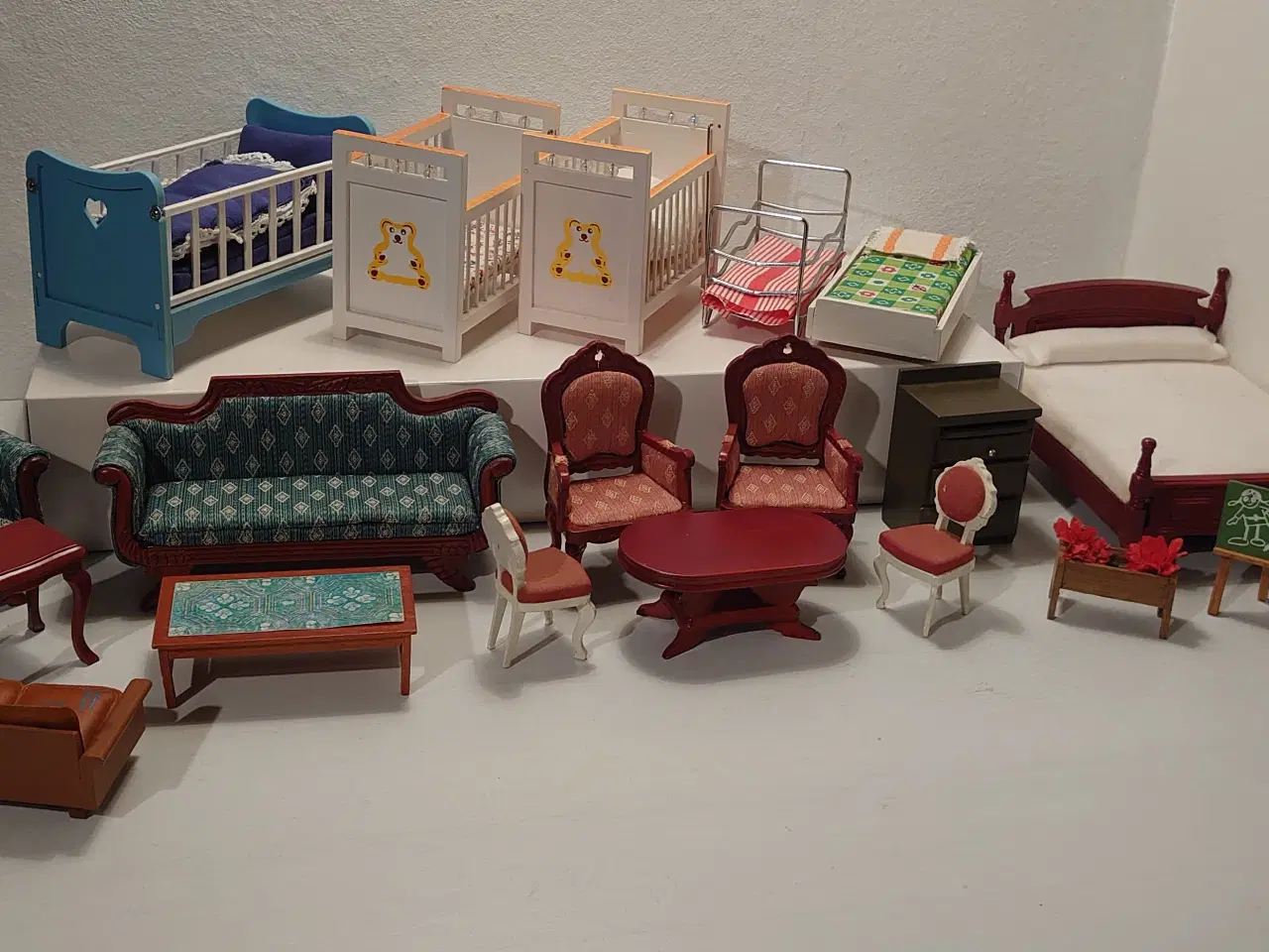 Billede 1 - 20 dele vintage dukkehusmøbler i god stand.