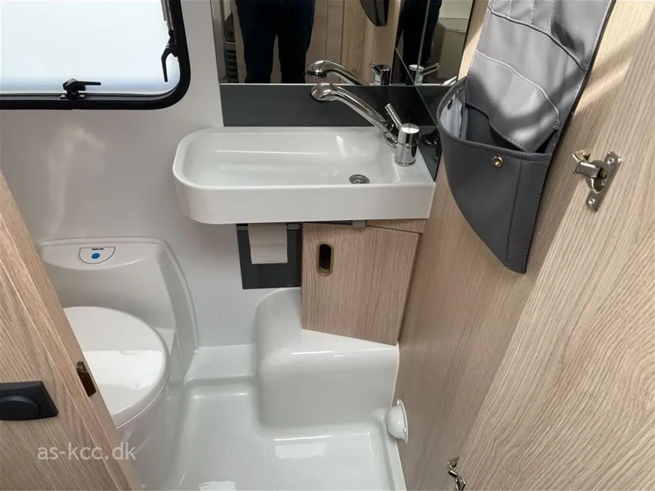 Billede 16 - 2025 - Adria Aviva 492 LU Adria Aviva 492 LU årg. 2025 med siddegruppe og 2 enkeltsenge med udtræk 5 sovepladser og 4 siddepladser