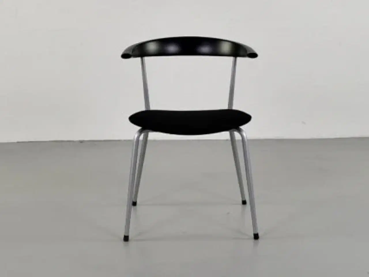 Billede 1 - Efg bondo konferencestol med nyt sort polster, grå stel, nymalet sort ryg med lille armlæn