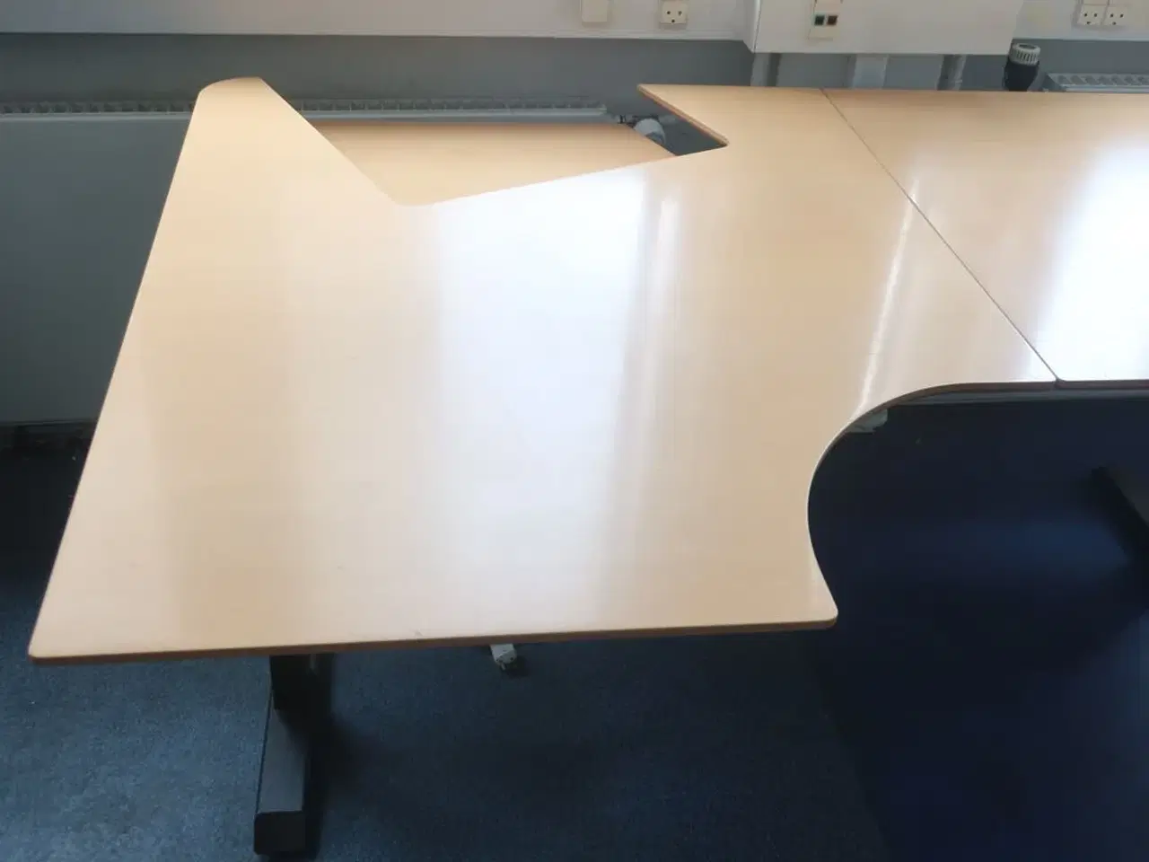 Billede 3 - Stort skrivebord, reoler, printer m.v.