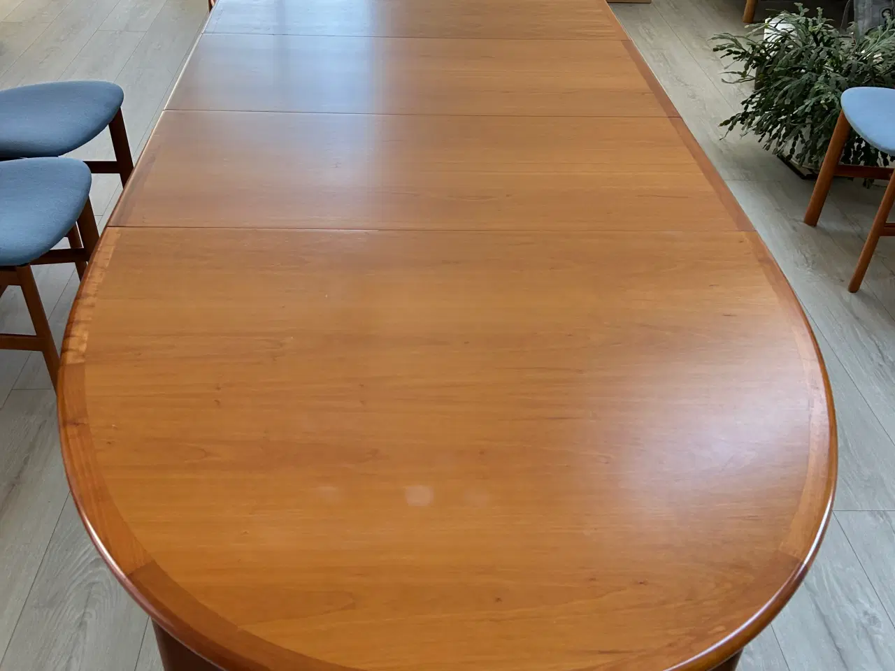 Billede 10 - Stort spisebord i kirsebær + 6 stole. Skovby.