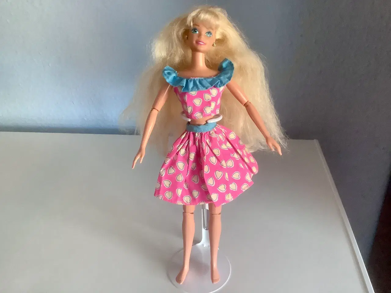 Billede 5 - Barbie med langt blondt hår og blå øjne.