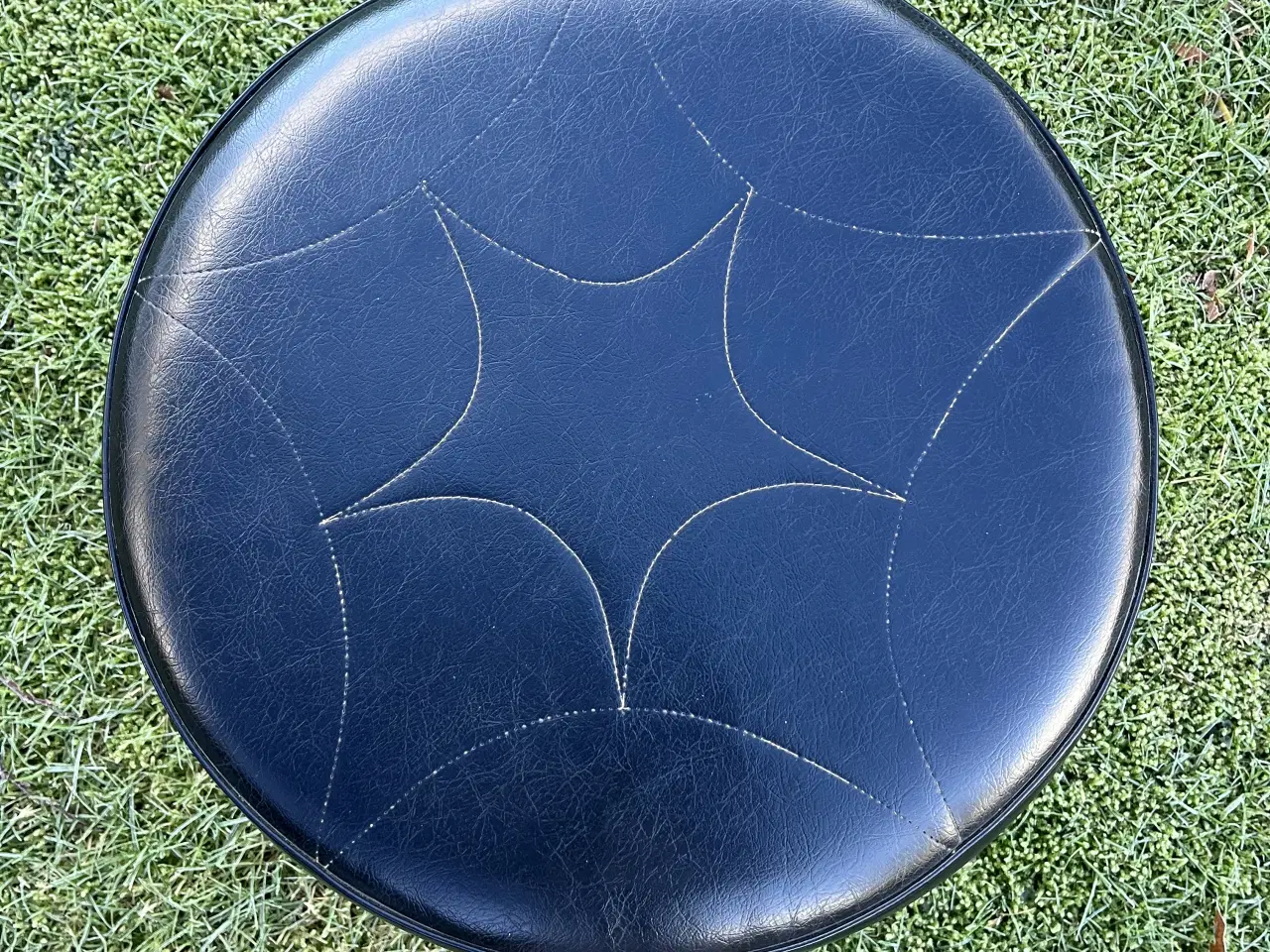 Billede 2 - Rund skammel med dekorationssyninger | Dansk desig