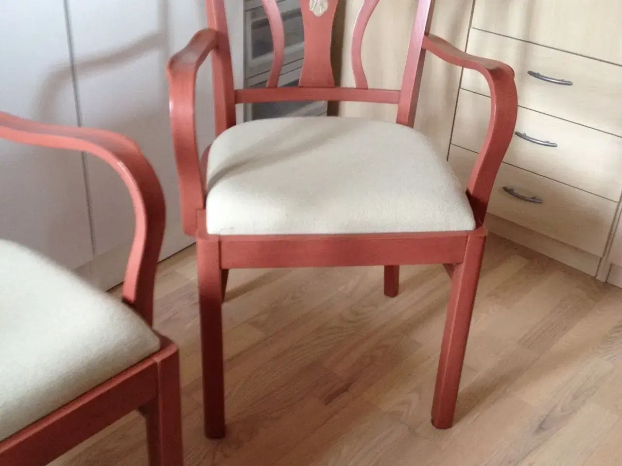 Billede 1 - To fine gamle stole med armlæn