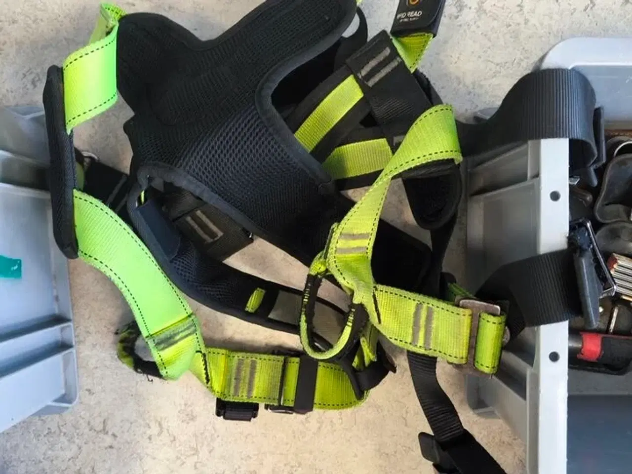 Billede 2 - Kasse m. sikringsgrej samt div.