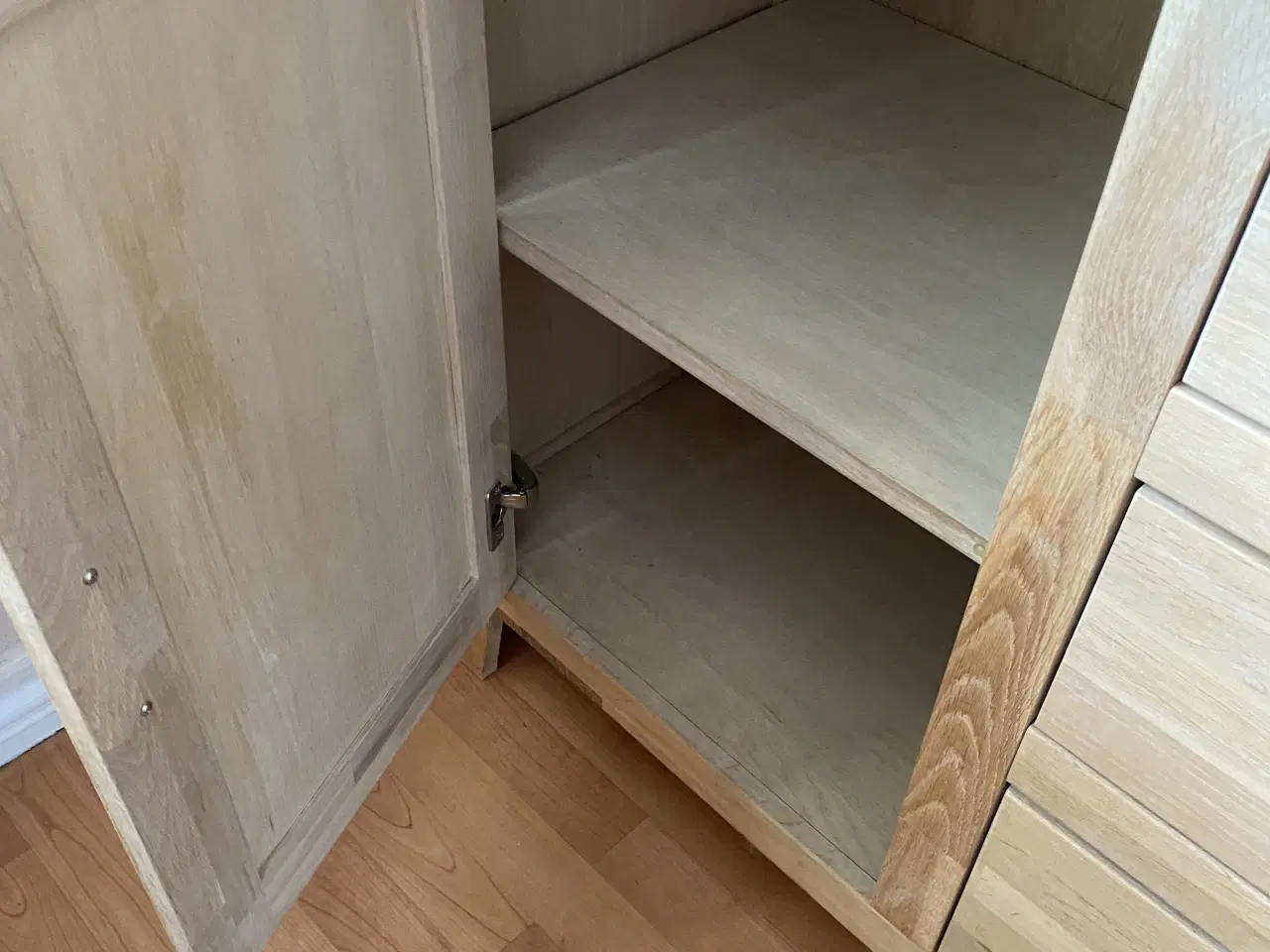 Billede 7 - Massiv egetræ skænk og vitrine