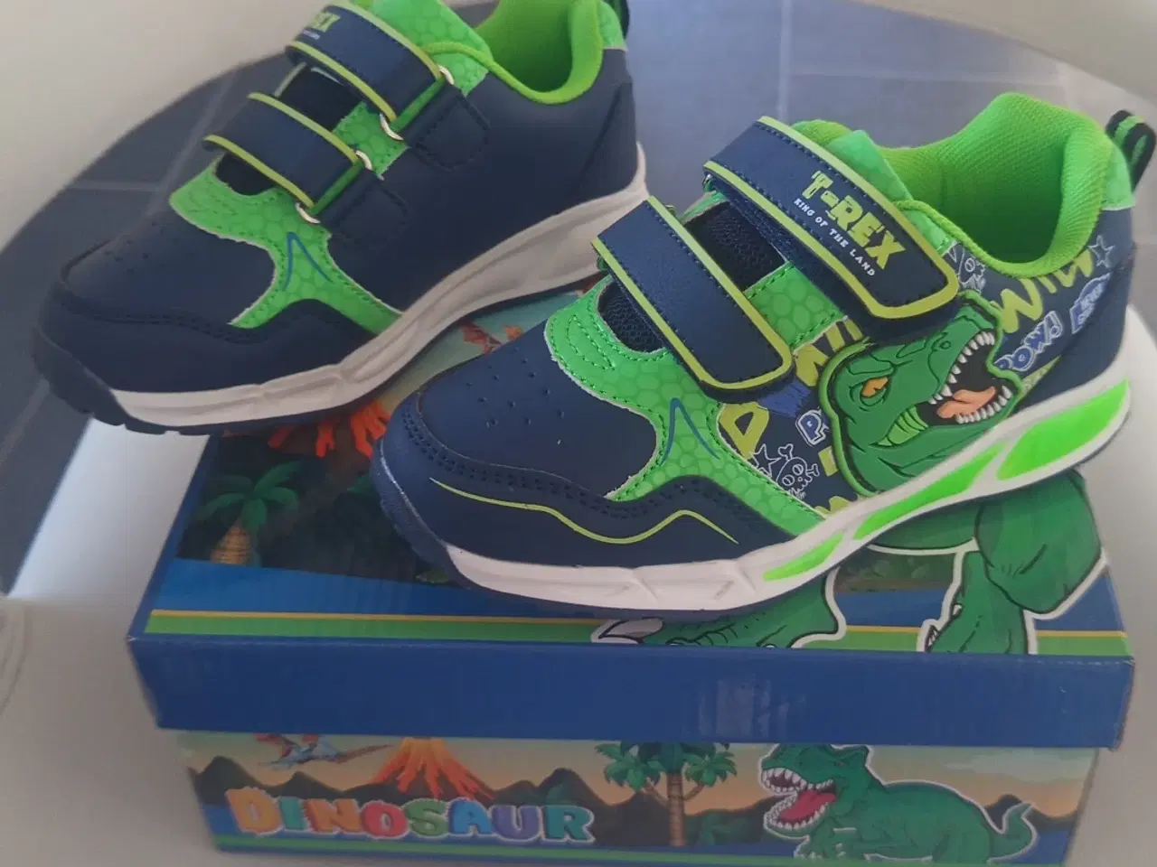 Billede 4 - T-rex sko med lys 