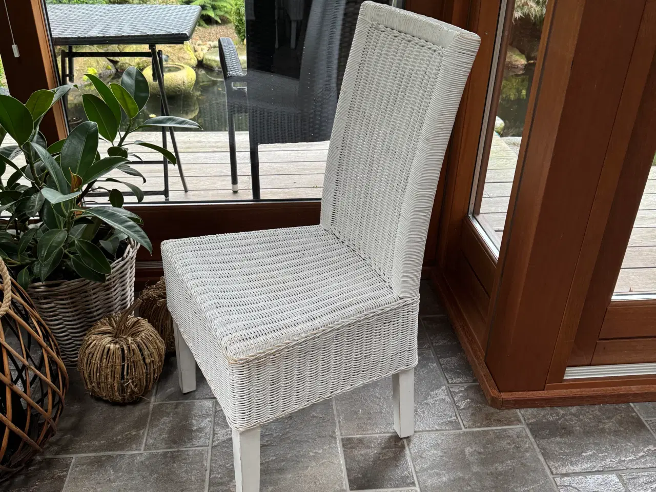 Billede 4 - Hvide spisebordsstole i flet