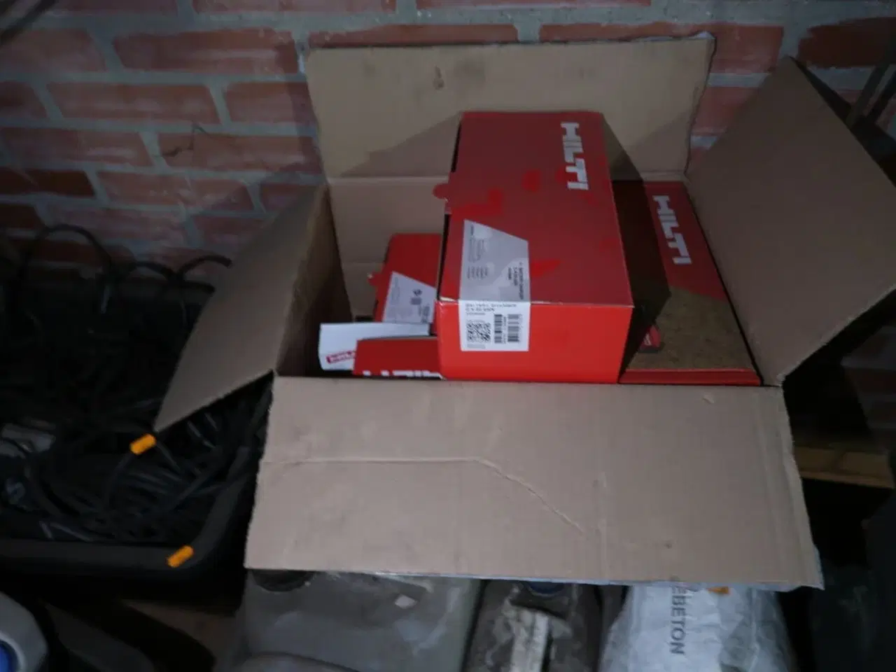 Billede 6 - Div. Dunke med indhold samt div. Forlængerledninger