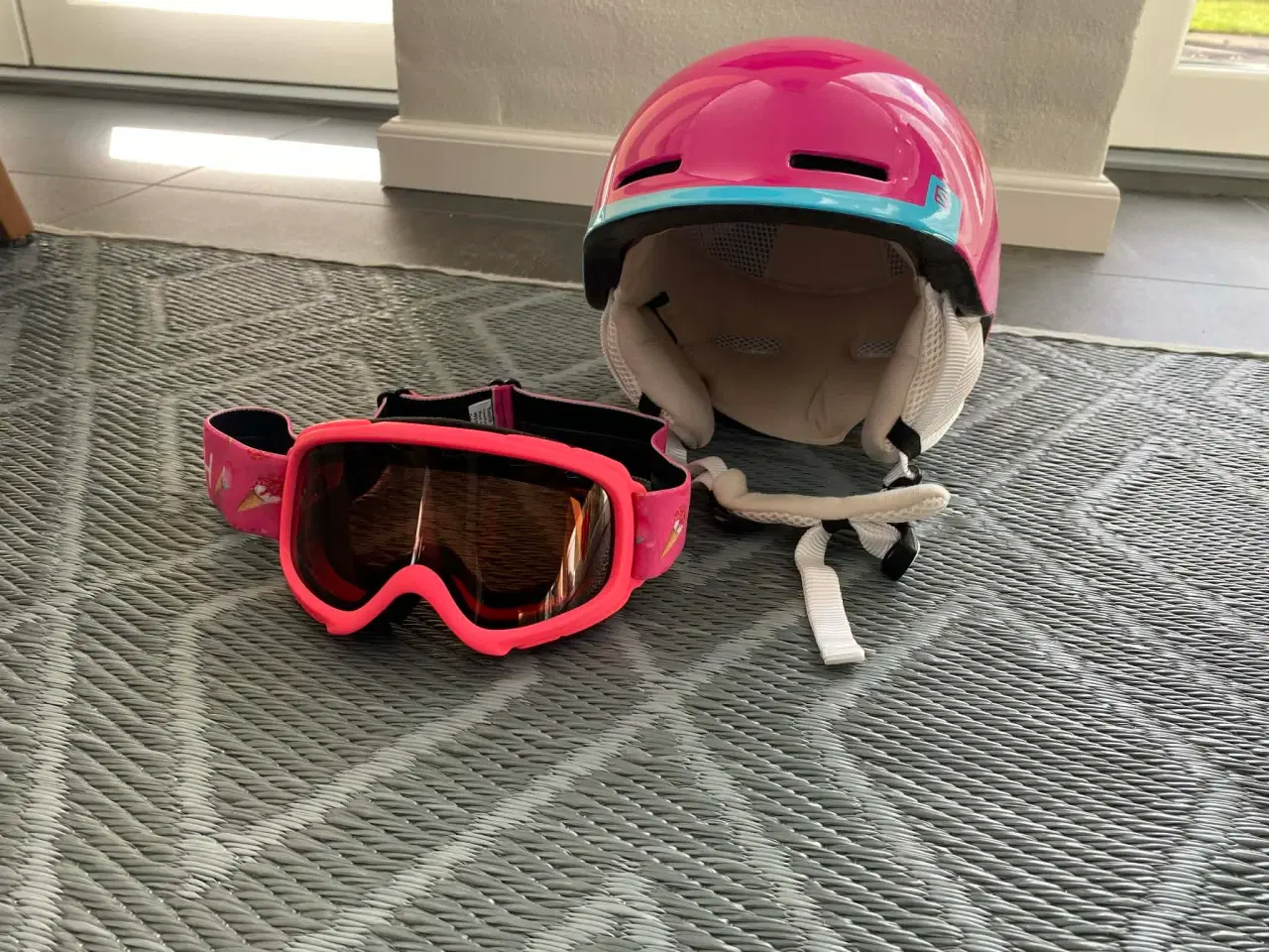 Billede 2 - Salomon skihjelm og skibriller til barn