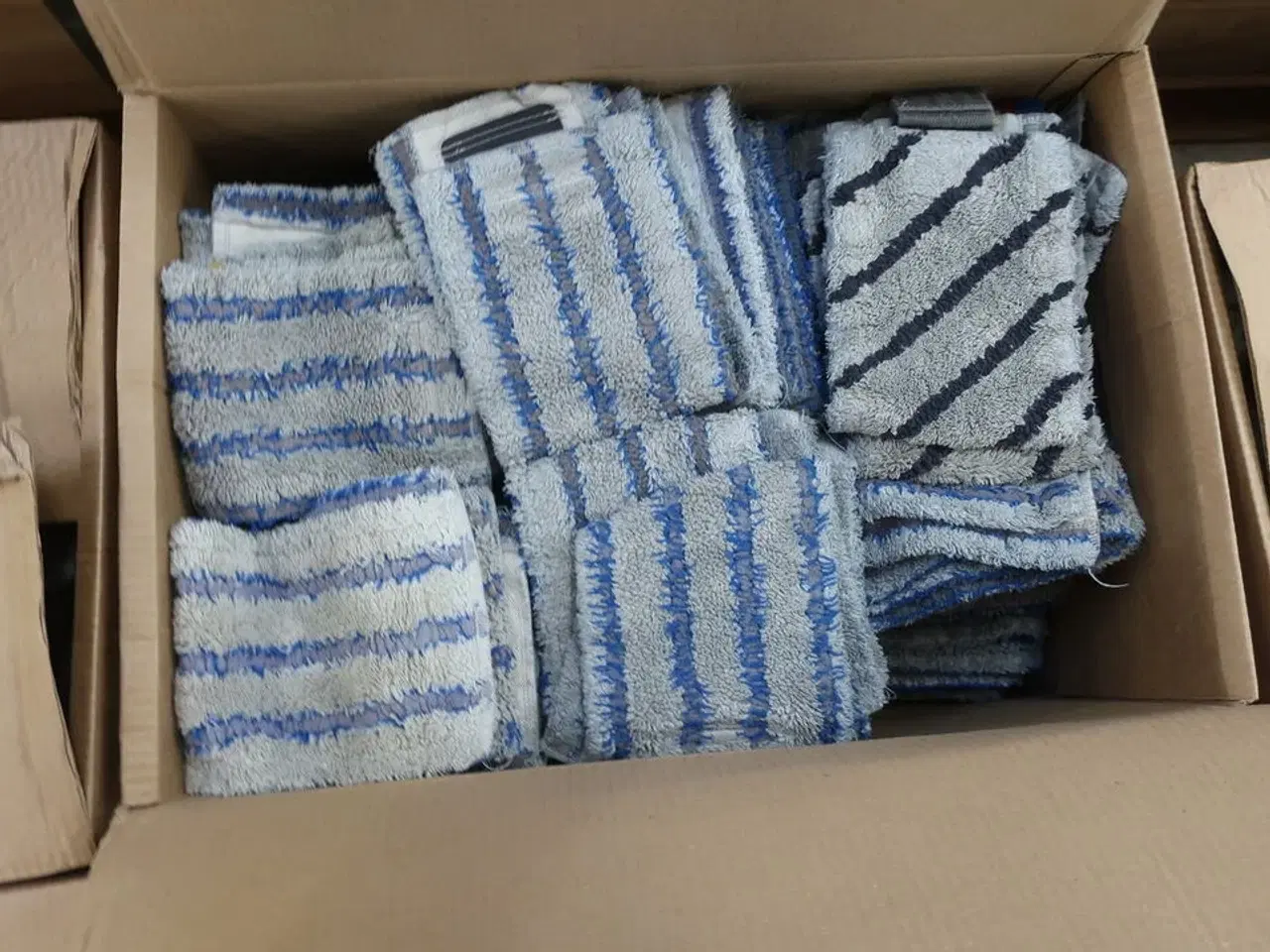 Billede 3 - 3 flyttekasser med klude og moppe