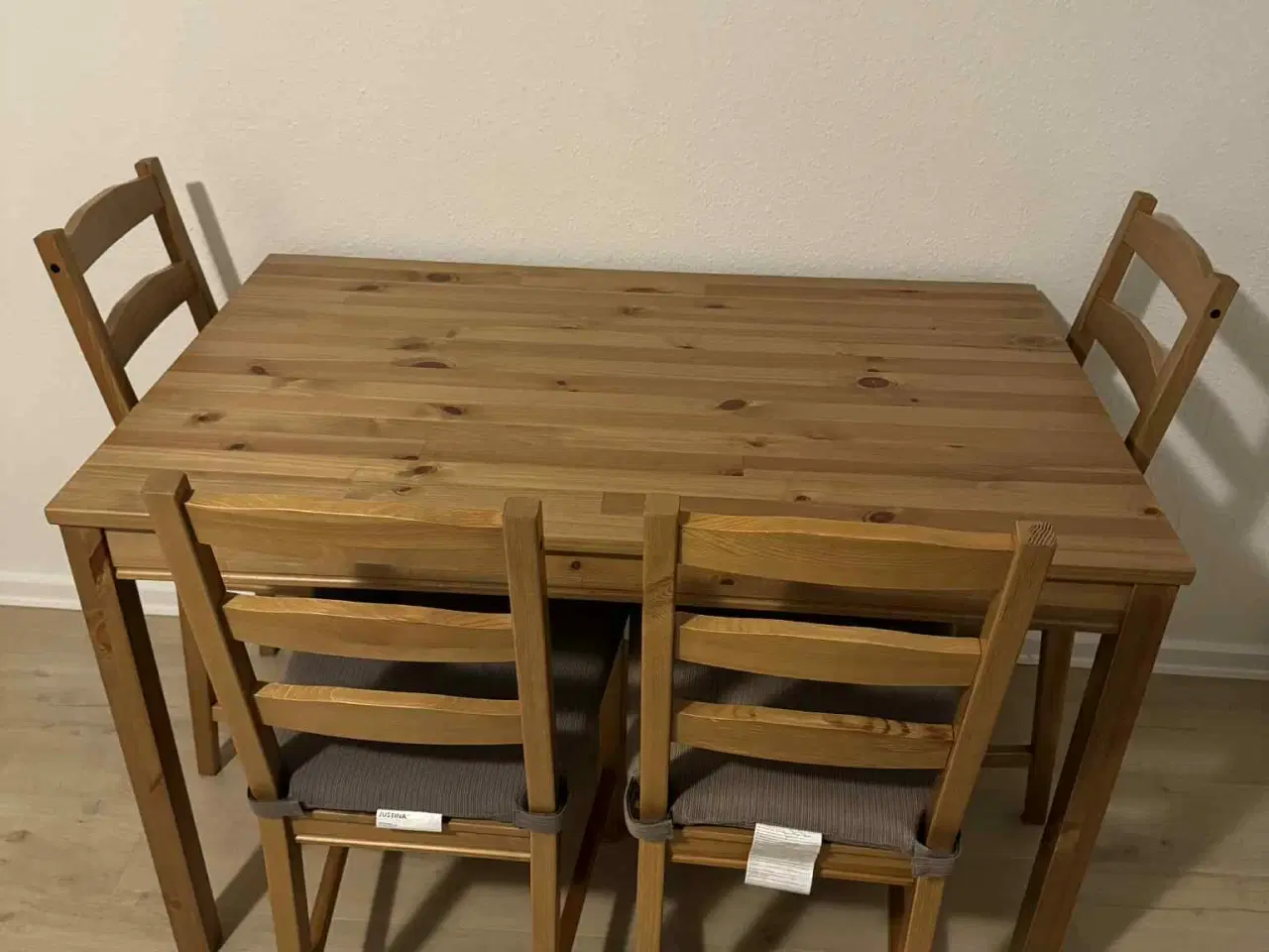 Billede 1 - Spisebord med 4 stole og hynder