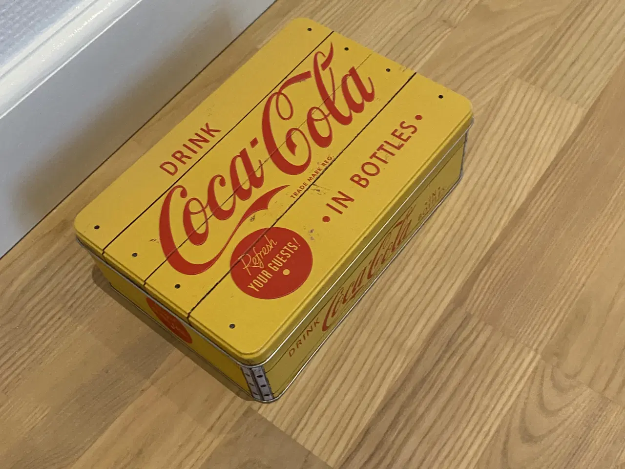 Billede 1 -  Coca Cola metalkasse h: 8 cm., h: 16 cm., b: 23cm