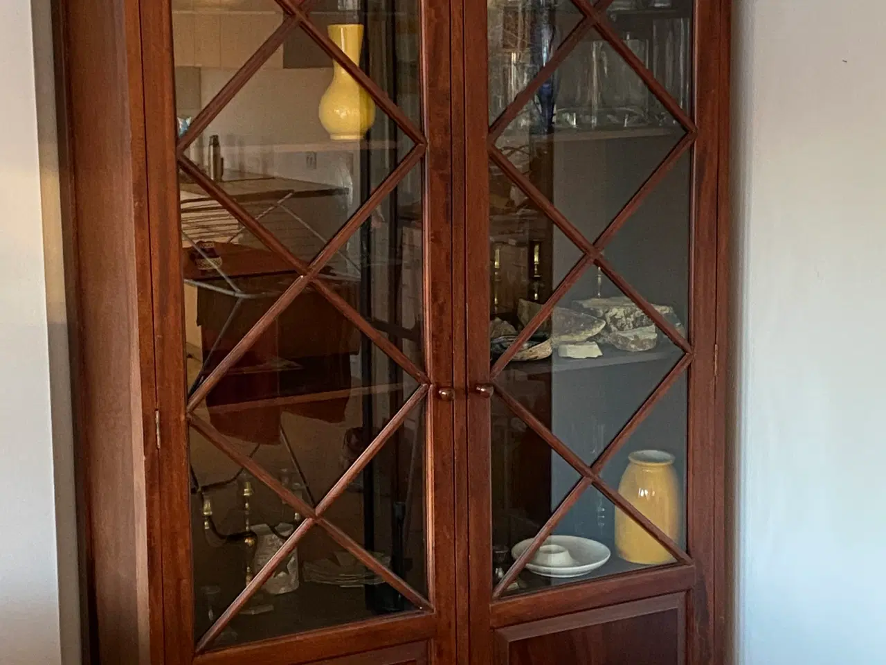 Billede 1 - Smukt vitrineskab med glas- og træhylder, inkl lys