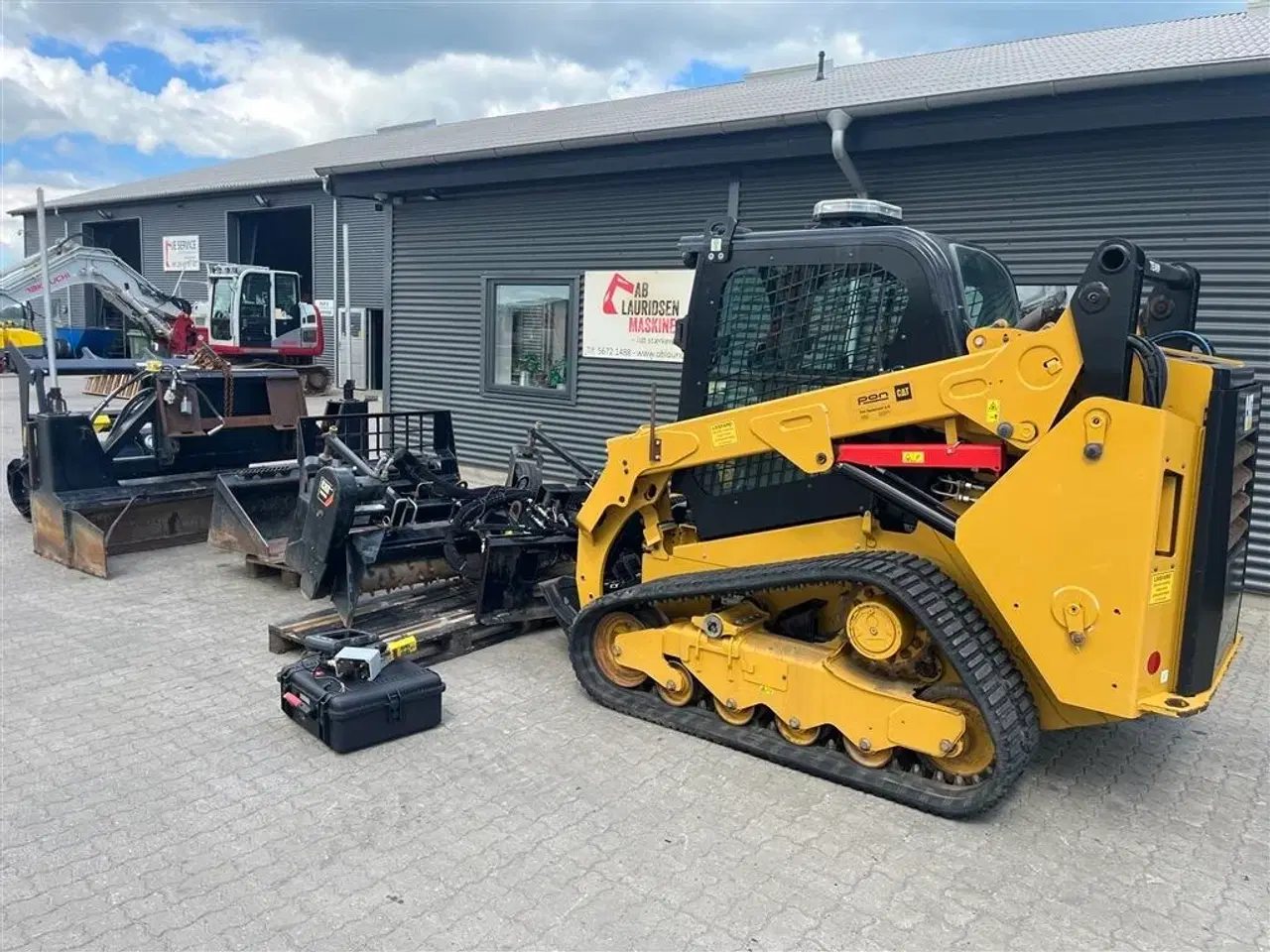 Billede 3 - Caterpillar 259D Med afretter-Powerrake-klippehoved solvl og gafler