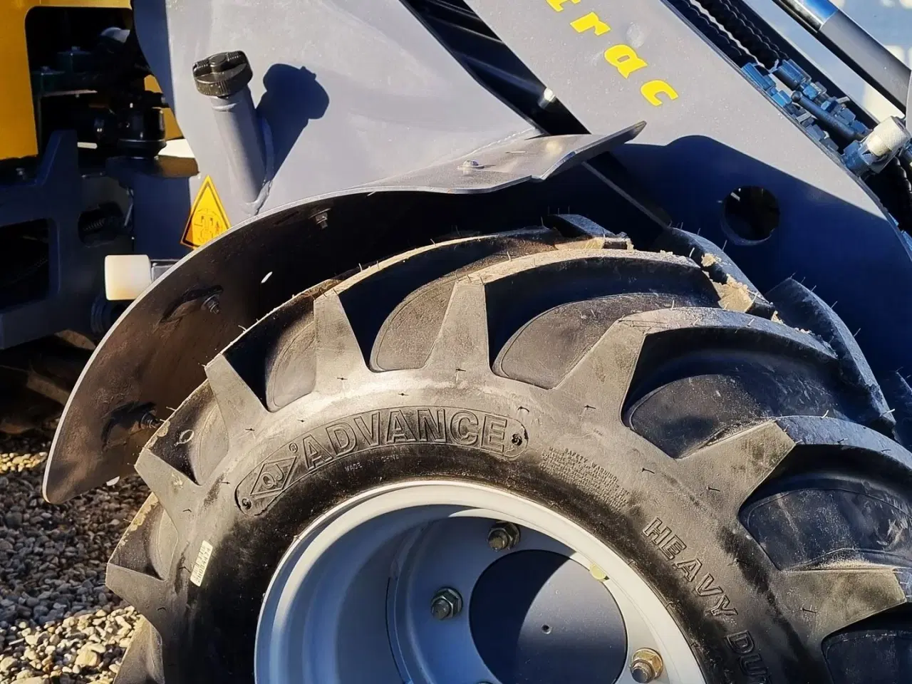 Billede 9 - Eurotrac W12S / lukket kabine / fabriksny / skovl & gafler / Kubota motor