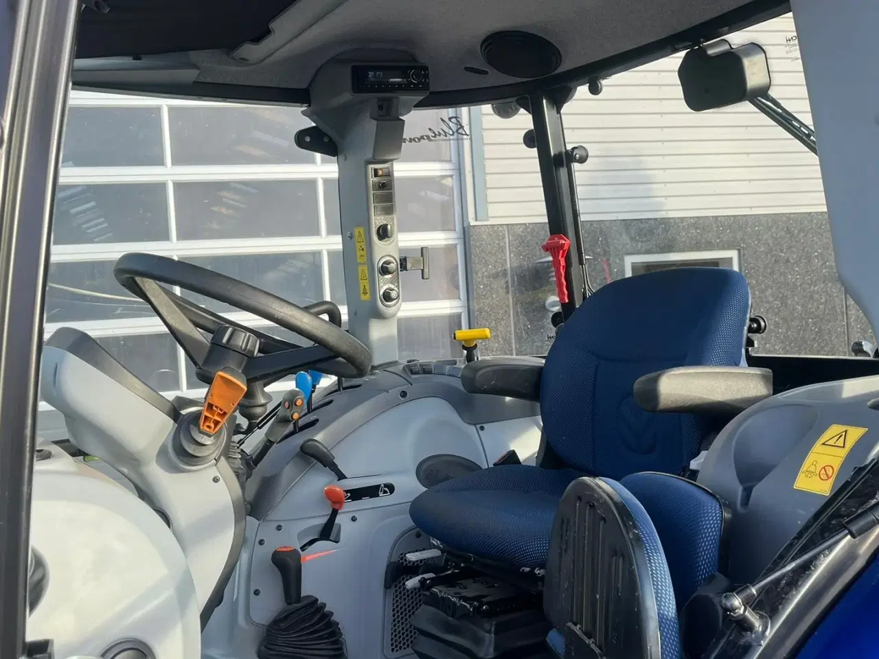 Billede 4 - New Holland T5.100 Blue Power udstyrs model, med brede hjul, frontlift og ekstra lys.