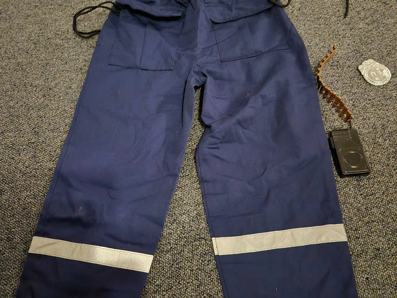 Billede 2 - Politi  bukser kostume str 116 Med skilt og workie