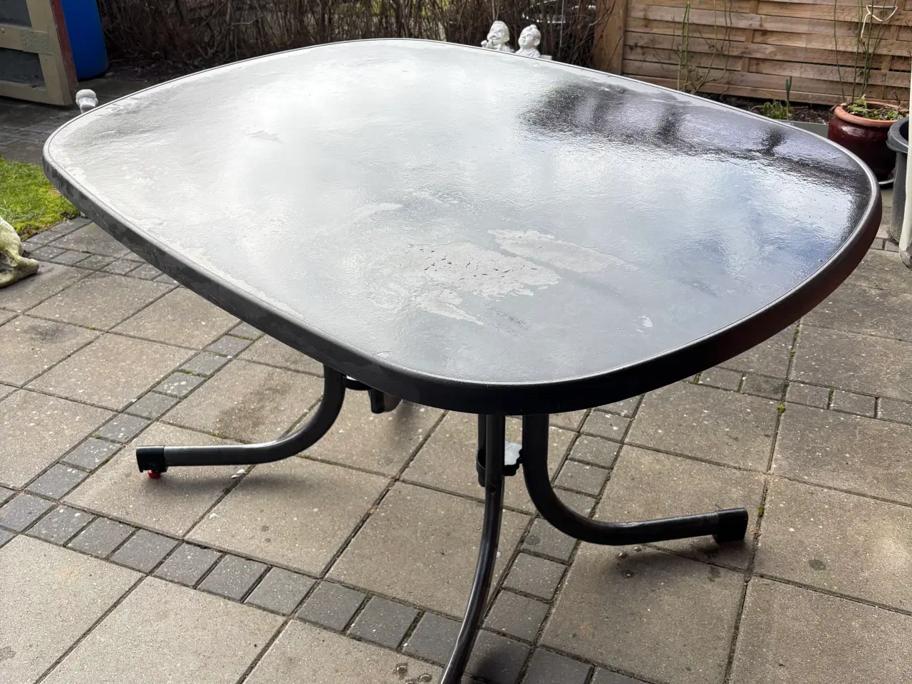 Billede 1 - Stabilt plast havebord 