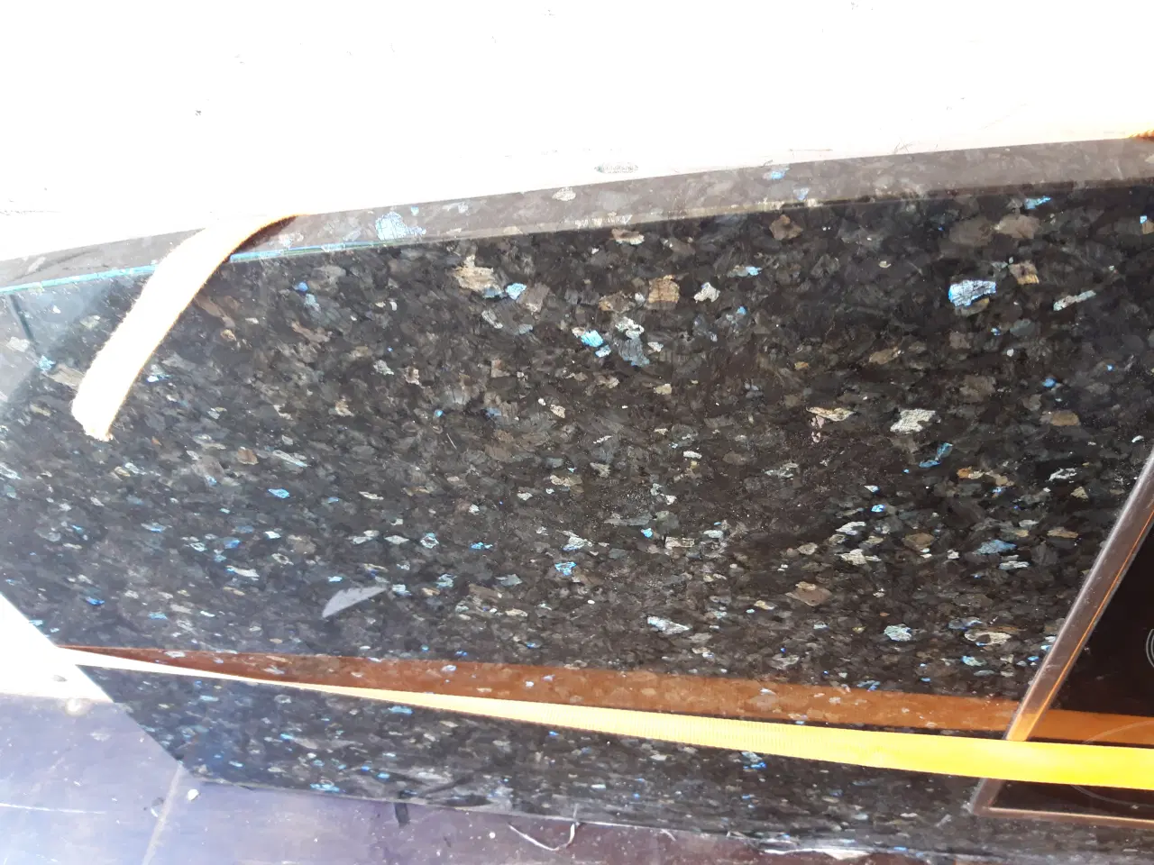 Billede 3 - Flot granit bordplade med glaskeramisk kogeplade