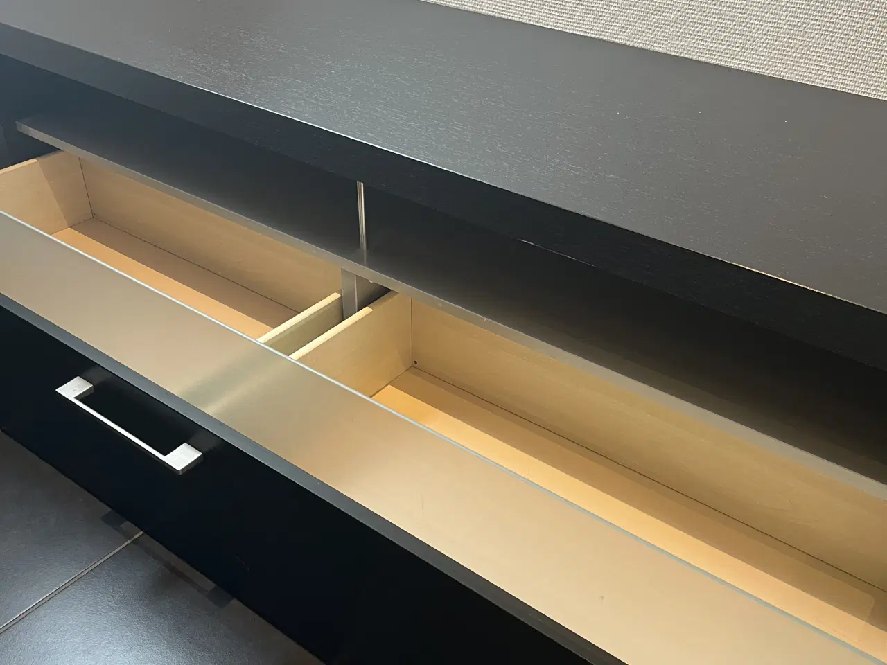 Billede 2 - TV-Bord sort med skuffe og hylde